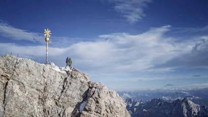 Bild:  Bayerische Zugspitzbahn Bergbahn AG/Matthias Fend
Das Ziel der Extremsportler, die auf dem Rennrad und zu Fuß unterwegs sein werden: Der Gipfel der Zugspitze.