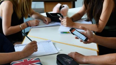 Bild: agentur_dpa
Ist die Verwendung eines Smartphones in der Schule sinnvoll? Das bayerische Kultusministerium sieht Handlungsbedarf, diese Frage zu klären und hat Versuchsschulen ausgewählt, die Konzepte erarbeiten sollen. Das Max-Reger-Gymnasium ist eine Einrichtung von 22 in der Oberpfalz.