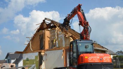 Bild: dob
Derzeit ist die Moosbacher Spezialabbruchfirma Hierold damit beschäftigt, das Ascherl-Haus, bis zur Kellerdecke abzutragen. Das Wohnhaus in Fertigbauweise wurde vom ehemaligen Stadtpfarrer Franz-Xaver Reitinger als Ruhestandssitz erbaut. Später zog dort Prälat Johann Ascherl ein.