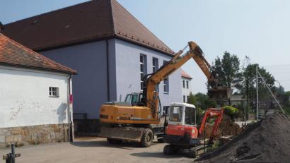 Bild: gz
Die Straße an der Schule ist für kurze Zeit und der Zugang zum Schulhof für längere Zeit gesperrt.