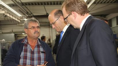Bild: frd
Beim Rundgang durch das DLB-Werk erläuterte Produktionsleiter Johann Brandl (links) Minister Albert Füracker und MdL Alexander Flierl die Verarbeitung der Kupferdrähte.
