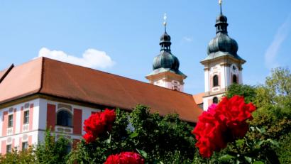 Bild: do
In wohl einmaliger Weise bietet am kommenden Sonntag, 9. September der Tag des offenen Denkmals „Geschichte zum Anfassen“. Im Mittelpunkt stehen in der Region die historischen Bauten der Prämonstratenser-Abtei Speinshart (unser Bild). Aber auch weitere Kulturdenkmäler in Speinshart und Oberbibrach sind zu bestaunen