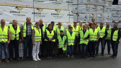 Bild: exb
Die Falkenberger Besuchergruppe mit Matthias Grundler (rechts ), Vertriebsleiter Peter Träger (links ) und Bürgermeister Herbert Bauer (Mitte).