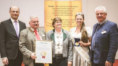 Bild: exb
Strahlende Gesichter bei der Überreichung der Urkunde. Im Bild von links Finanzminister Albert Füracker, Rigobert Bergler, Thea Bergler, Hopfenkönigin Teresa Locher und Eckhard Himmel (Brauring).