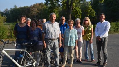 Bild: Kunz
Die Grünen haben zur Radtour durch den Hammerweg eingeladen und besichtigen unter anderem das ehemalige Gelände des Turnerbunds.