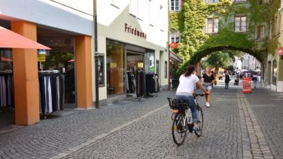 Bild: fuw
In der Fußgängerzone ist das Radfahren erlaubt - in Schrittgeschwindigkeit und mit Vorrang für Fußgänger. Manchmal führt das zu Konflikten