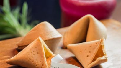 Bild: goldencow_images – stock.adobe.com
Gehören Sie zu den Menschen, die Glückskeks-Sprüche tagelang mit sich herumschleppen – in der Meinung, der Text hätte tatsächlich etwas zu bedeuten?