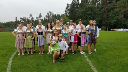 Bild: was
Die Theuerner Kirwapaare 2018 mit dem Oberkirwapaar im Vordergrund