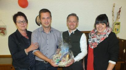 Bild: soj
Die CSU-Familie in Ebnath gratulierte dem Kreisvorsitzenden und MdL Tobias Reiß nachträglich zu seinem 50.Geburstag. Von links: Frauen-Unionsvorsitzende Petra Becher, CSU-Vorsitzender Wolfgang Söllner, MdL Tobias Reiß, JU-Vorsitzende Antonia Ritter