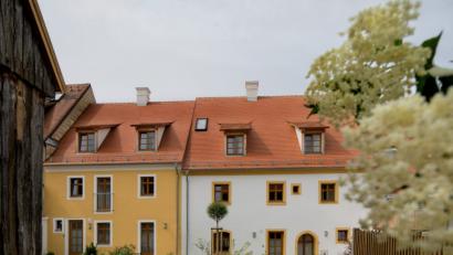 Bild: hl
Das Foto zeigt das Schreiber- und das Schusterhaus (links)