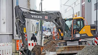 Bild: Gabi Schönberger
In der Schillerstraße wird der Straßenentwässerungskanal neu verlegt. Der Bereich zwischen dem Josef-Witt-Platz und der Einmündung zur Ringstraße ist deshalb voraussichtlich vom 20. August bis Ende Oktober gesperrt.