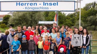 Bild: exb
Von früh bis spät sind die Kinder mit den Modelleisenbahnfreunden im Ferienprogramm unterwegs. Sie fahren mit dem Zug an den Chiemsee.