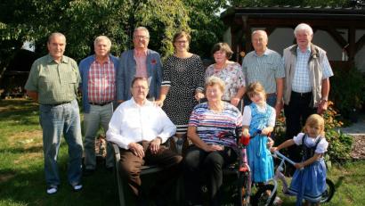 Bild: wro
Franz Prößl (vorne links) feiert seinen 80. Geburtstag. Als Erste gratulierten Ehefrau Brigitte (vorne, Zweite von links) sowie das Geschwisterpaar Franziska und Sophie (von rechts). Herzliche Glückwünsche kommen zudem von (von links) Rainer Prößl, Helmut Stauber (VdK) und Bürgermeister Toni Dutz, Prößls Tochter Kathrin, Gretl Prößl, Heinrich Weber und Erich Trottmann, beide vom Gesangverein Schönhaid.