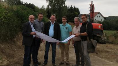 Bild: Köppl
Bei den wöchentlichen Baustellenterminen werden vor Ort die anstehenden Maßnahmen besprochen. Im Bild (von links) Bürgermeister Georg Köppl, Thomas Prey (VG Nabburg), Bürgermeister Martin Prey, Benjamin Zwack (VG Oberviechtach), Klaus Kiefmann (Firma Seebauer) und Wolfgang Vetter (Ingenieurbüro Weiß).