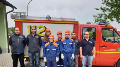 Bild: fjo
Erfolgreich absolvieren Luisa Müller, Lukas Lanz, Bastian Krämer und Benedikt Müller (in Schutzanzügen, von links) von der Feuerwehr Pfrentsch die Stufe I der Jugendflamme.