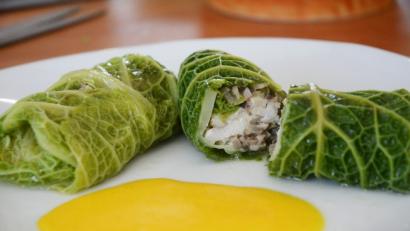 Bild: Gabi Schönberger
Mit Zander und Champignons sind die Wirsingblätter gefüllt. Die Röllchen werden von einer Safransauce begleitet.