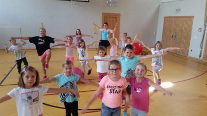 Bild: öt
Gemeinsam mit Fitnesstrainerin Tanja Franz begaben sich die Kinder beim Ferienprogramm mit tierischen Bewegungen auf einen „Animal Dance“.