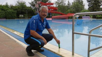 Bild: ubb
Bademeister Erwin Haselbauer misst noch einmal die Wassertemperatur. Am Sonntag hat das Bad in Tirschenreuth, wie viele andere Freibänder in der Region, zum letzten Mal in diesem Jahr geöffnet. Selten war er so allein im Tirschenreuther Schwimmbad wie auf diesem Bild.