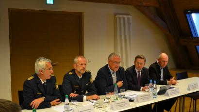 Bild: rti
Zur 1. Waldsassener Sicherheitskonferenz ist mit Innenminister Joachim Hermann (Mitte) ein prominenter Gast gekommen. Auf dem Podium sind auch (von links) Wilhelm Schmidbauer, Thomas Schöniger, Vizepräsident des Polizeipräsidiums Oberpfalz, Landtagsabgeordneter Tobias Reiß und Waldsassens zweiter Bürgermeister Karlheinz Hoyer.