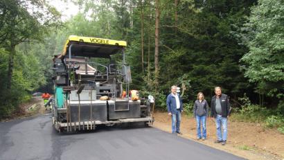 Bild: pi
Bürgermeister Johann Maurer, Alexandra Völkl und Werner Kumschier beobachten das Auftragen der Feinschicht