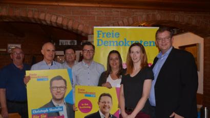 Bild: Kunz
Die Wahlplakate hängen, der Wahlkampf läuft auf Hochtouren. Der Bundestagsabgeordnete Ulrich Lechte (rechts) spricht bei der FDP-Kreisversammlung und unterstützt die Kandidaten Christoph Skutella und Oliver Mutterer.