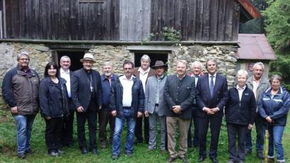 Bild: mmj
Diözesanbischof Dr. Rudolf Voderholzer (Vierter von links) und Regierungspräsident Axel Bartelt mit den Teilnehmern beim Besuch in der Bügellohe. Maria Hammerer (Dritte von rechts) erzählte authentisch vom Leben nach dem Krieg in dieser Ansiedlung.