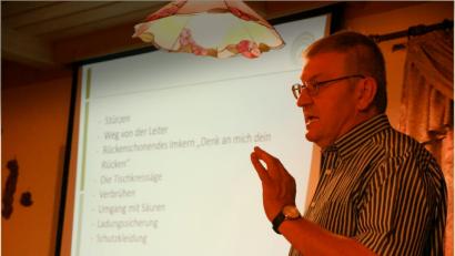 Bild: bkr
Bernhard Zintl von der Berufsgenossenschaft Kassel spricht beim Bienenzuchtverein Kemnath und Umgebung über "Arbeitssicherheit am Bienenstand".