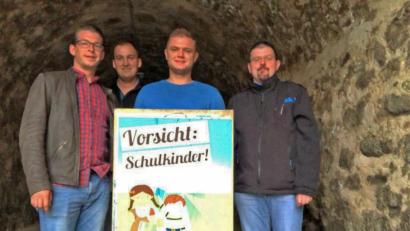 Bild: exb
Die CSU-Stadträte Thomas Albang (links) und Alexander Trinkmann (rechts) dankten JU-Vorsitzendem Florian Guha (Zweiter von rechts) und seinen Mitstreitern für die Plakat-Aktion.