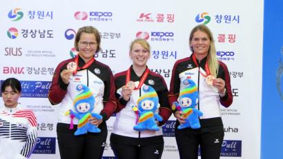 Bild: Deutscher Schützen Bund E.V.
Selina Gschwandtner, Isabelle Straub und die Oberpfälzerin Julia Simon zeigen stolz ihre WM-Bronzemedaillen.