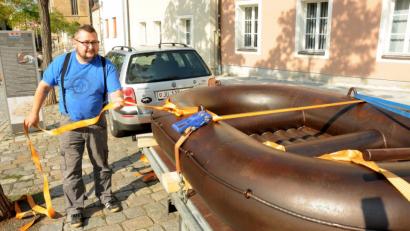Bild: Stephan Huber
Der Basler Künstler Jean-Marc Gaillard liefert das "Gummiboot"an die Ecke Zeughausstraße und Schiffgasse in Amberg.