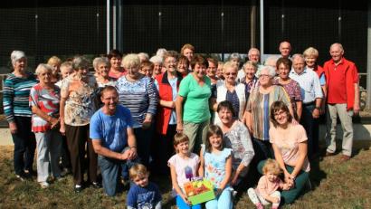 Bild: wro
Wolfgang und Monika Beer (kniend von links) öffnen die Hoftore, um den Mitgliedern des Katholischen Frauenbunds Falkenberg alles zeigen und erklären zu können. Als Dankeschön übergibt Vorsitzende Maria Braun (Bildmitte) ein Geschenkkörbchen.