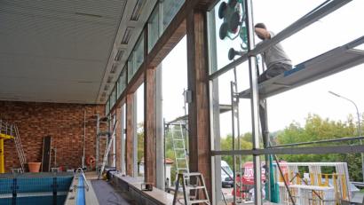 Bild: gsb
Arbeiter bringen mit einem speziellen Saugkran die neuen Fensterscheiben in Position.