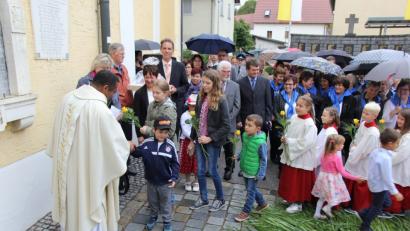Bild: ral
An der Pfarrkirche gab für Pfarrer Cyprian ein Gedicht und Rosen durch die Kinder und Ministranten.