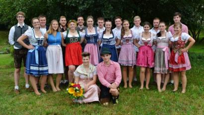 Bild: rha
Oberkirwapaar Annika Winter und Jonas Dotzler (vorne) freuten sich mit den Ebersbacher Kirwaleit über gelungene drei Tage in ihrem Dorf.