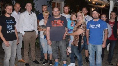 Bild: Kunz
Thomas Weiß (Mitte) und seine Löwen-Fans.