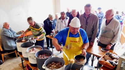 Bild: whü
Auch zum zehnten Speichersdorfer Schlachtschüsselfest bieten die Veranstalter wieder leckeres Essen an.