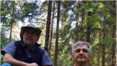 Bild: Brendel, Hubert (BR)
Erstmals lädt Michael Schneider (links) gemeinsam mit dem BLSV-Übungsleiter Thomas Zernak zum Waldbaden unter dem Motto „Wald mit allen Sinnen erleben“ im Steinwald bei der Glasschleife ein.