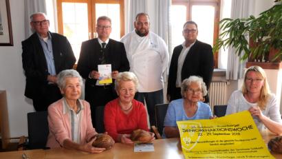 Bild: ge
Die Mitglieder des Seniorenbeirates (mit dem neuen Brot) sind ebenso stolz auf die 25 Jahre Aktionswoche wie Seniorenbeauftragter Andreas Knopp, Bäckermeister Wolfgang Fischer und Bürgermeister Michael Göth (hinten, von rechts).