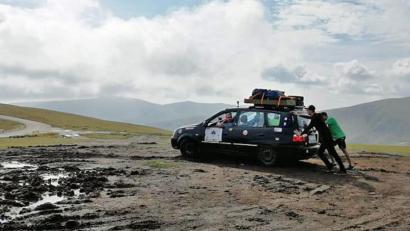 Bild: exb
Im Matsch auf der Transalpina steckengeblieben: Da muss die Truppe um Moritz Termer das Auto schieben.