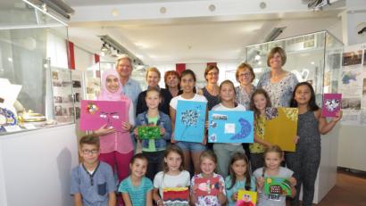 Bild: ubb
Stolz präsentierten die Kinder am Ende des Bastelnachmittags den Vereinsmitgliedern sowie der Vorsitzenden Petra Schicker (Zweiter von links) ihre schönen Collagen.