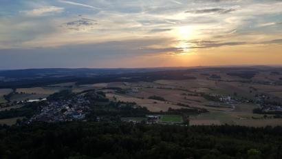 Bild: mde
Der Ausblick vom Aussichtsturm auf dem Rauhen Kulm in den abendlichen Himmel mit Blick über die Kulmstadt in westliche Richtung. Die langanhaltende Dürre hat sichtlich Spuren an den Laubbäumen hinterlassen, wie auch auf den Feldern und Wiesen, wie auf dem Bild auch zu erkennen ist.