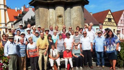 Bild: exb
Die Senioren aus Waldsassen vor der Dreifaltigkeitssäule auf dem Marktplatz von Ellbogen.