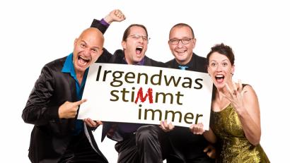 Bild: Thomas Nitz
Alice Köfer, Dieter Behrens, Bernhard Leube springen mit ihrem multi-Tasten-fähigen Pianisten Matthias Behrsing liebevoll durch die Musikgeschichte und fusionieren in ohrenberaubendem Tempo alles, was Rang und Namen hat.