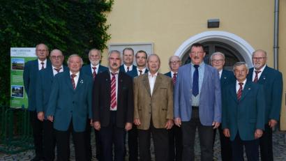 Bild: bey
Josef Häusler (vordere Reihe, Mitte) feiert im Kreis seiner Sangesbrüder vom Männergesangverein "Lyra" Luhe seinen Geburtstag nach. Bürgermeister Karl-Heinz Preißer (vorne, Zweiter von links) gratuliert namens der Marktgemeinde.