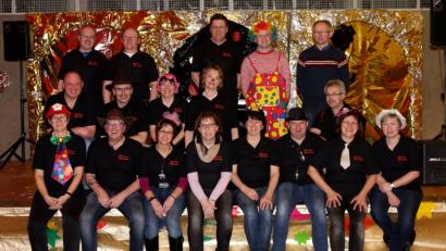 Bild: hir
Seit 25 Jahren eine bunte Truppe: der Familienkreis "Team Familie" der Kolpingsfamilie Pfreimd kann heuer "silbernes Jubiläum" feiern. Hier präsentieren sich die Mitglieder beim Kinderfasching zusammen mit ihrer Sprecherin Renate Most (1. Reihe, 2. von rechts)