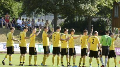 Bild: Hubert Ziegler
Die Hahnbacher Spieler winken ihren Fans zu. Die sahen in dieser Saison in drei Heimspielen drei Siege ihrer Mannschaft, auswärts ist die Bilanz allerdings deutlich schlechter: Fünf Partien und nur zwei Punkte.