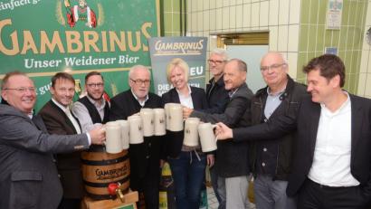 Bild: Gabi Schönberger
Erste Probe des neuen Festbiers in der Gambrinus-Brauerei, unter anderem mit Festwirt Gerhard Böckl, Bürgermeister Jens Meyer und dem Geschäftsführer der Gambrinus-Brauerei, Steffen Hartmann (von links).