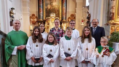 Bild: gi
Pfarrer Josef Most (links) nimmt Max Mitlmeier (rechts) in der Schar der Ministranten auf.