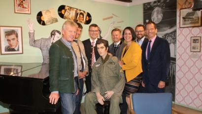 Bild: sne
Ein Bild mit dem King: CSU-Ortsvorsitzender Gerald Morgenstern, Bürgermeister Edgar Knobloch, Leiter der Staatskanzlei Florian Herrmann, Landtagsabgeordneter Tobias Reiß, Landtagskandidatin Tanja Renner, Bezirkstagskandidat Matthias Grundler und Bundestagsabgeordneter Albert Rupprecht.