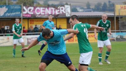 Bild: Rudi Gebert
Der Konnersreuther Felix Lippert (links) im Zweikampf mit dem Mitterteicher Tobias Seitz: Der TSV musste am Freitag vor einer Woche bei der Landesliga-Reserve mit 0:1 die erste Niederlage in dieser Saison einstecken. Am zehnten Spieltag tritt der Tabellenzweite Konnersreuth beim Fünften FC Schwarzenbach an, die auf Rang sechs liegenden Mitterteicher empfangen den Elften ASV Wunsiedel.